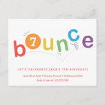 Budget Bounce Kids Age Geburtstagspartei Einladungspostkarte<br><div class="desc">Diese Geburtstagsfeier-Einladung enthält knallende Briefe in einer genderneutralen Regenbogenpalette aus Rot, Orange, Gelb, Grün, Blau und lila mit essbarem Alter im O. Ein genderneutraler, genderneutraler Einstieg in Trampolin, Gymnastik oder Bounce Party. Diese Einladung wird von allen Kindern inspiriert, die gerne springen, springen und fliegen. Klicken Sie auf Bearbeiten, um es...</div>