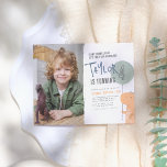 Budget Boys Dinosaurier Themed Birthday Party Foto<br><div class="desc">Eine preisgünstige Geburtstagsfeier mit einem handgezeichnet Dinosaurier, der einen Ballon hält. Im Ballon ist das Alter des Geburtstagsjungen. Der Einladungstext wird gedreht und auf den verlassen ausgerichtet, um ein lustiges Layout zu gewährleisten. Die Spitze der Einladung lautet "Stomp, chomp & roar. Lasst uns wie ein Dinosaurier Party machen!" Unten ist...</div>