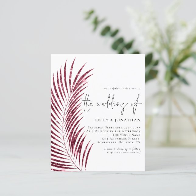 Budget Burgundy Glitzer Leaf QR Wedding Einladung (Stehend Vorderseite)