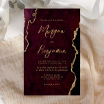Budget Burgundy Gold Agate Script Einladung<br><div class="desc">Diese elegante Hochzeitseinladung zeigt ein Hintergrundbild des bordeauxroten Aquarells,  bestickt mit goldenen Imitaten Glitzer. Der anpassbare Text kombiniert goldfarbene moderne Handschrift,  Copperplate und kursiven Schriftart. Auf der Rückseite des Hotels befindet sich ein passendes Bordeaux- und Goldagate-Design.</div>