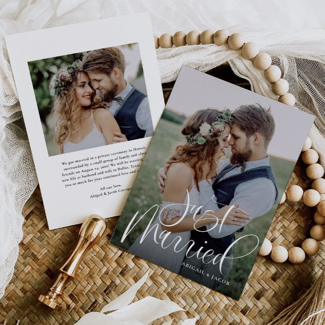 Budget Calligraphy Just Married Wedding Foto Ankündigung (Von Creator hochgeladen)