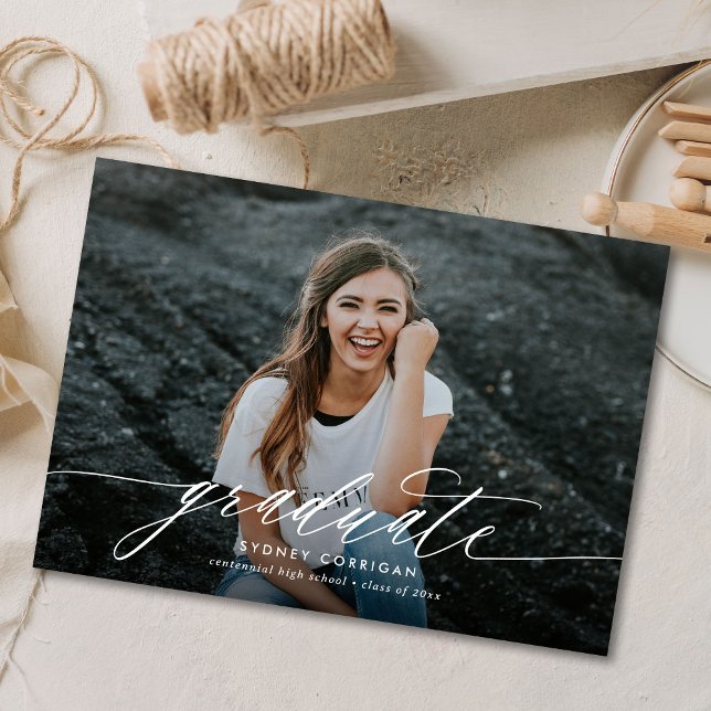 Budget Calligraphy Script Abschluss Foto Einladung (Von Creator hochgeladen)
