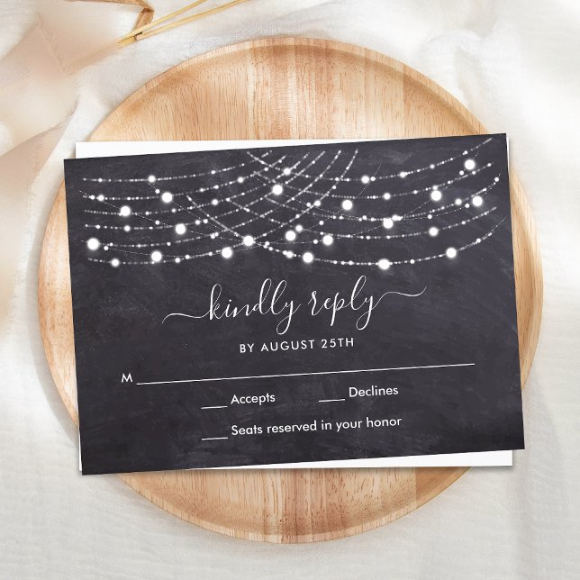 Budget Chalkboard String Lights Wedding RSVP Card Mitteilungskarte (Von Creator hochgeladen)