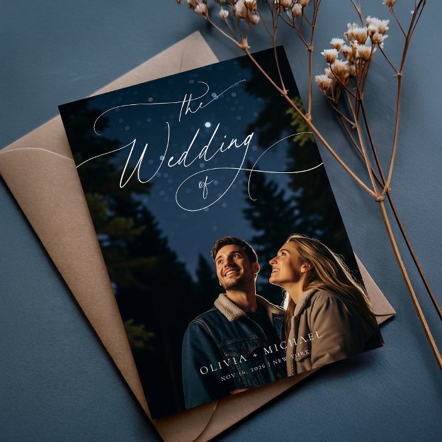 Budget Chic Script Romantic Wedding Foto lädt ein (Von Creator hochgeladen)