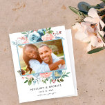 Budget Dusty Blue Pink Floral Save the Date<br><div class="desc">** SATIN PAPIER IST PAPIERTHIN. AKTUALISIEREN SIE DAS PAPIER FÜR EIN BILDERPAPIER. HAT EINE OPTION FÜR ENVELOPES. *** Rette Geld auf formelle Einladungen mit dieser kleineren Einladung, die eine Option für Umschläge hat. Holen Sie sich Ihre Gäste für die phantastische Hochzeit mit Ihrem Dusty Blue & Blush Pink Floral Foto...</div>