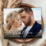 Budget Elegantes Script Wedding Foto Danke Karte<br><div class="desc">Budget Modern Elegant Script 2 Foto Hochzeit Danke Ihnen erschwingliche Low Budget Thin Card. Stilvolle Hochzeitsvorlage mit einem vollen vertikalen Foto auf der Vorderseite mit Overlay-Text "Danke" in einer handgeschriebenen Kalligraphie oder Typografie-Script-Schriftart in Weiß auf dem Bild. Auf der Rückseite ein Foto und vorgefertigte Danksagung Nachricht. ***BEACHTE! *** HAUSHALTSPAPIER/FLYER IST...</div>