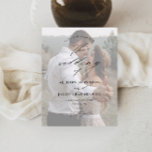 Budget Elegantes Skript-Foto Hochzeit Speichern Si<br><div class="desc">Eine einfache und schicke Hochzeit des Fotos speichert die Dattelkarte mit eleganten Schrift-Kalligrafiedetails und klassischem Texteüberlagerungen auf einem vertikalen Porträt auf der Vorderseite. Der Rücken hat ein volles Foto. Klicken Sie auf die Schaltfläche Bearbeiten,  um dieses Design anzupassen.</div>