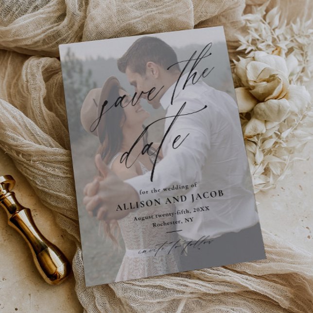 Budget Elegantes Skript-Foto Hochzeit Speichern Si (Elegant handwritten budget wedding photo save the date card.)