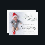 Budget First Christmas Baby Custom Foto Card<br><div class="desc">Ein Budget Preis SMALLER 4.5" x 5.6" Flachkarte für Ihre feierlichen Grüße auf einem glänzenden SEMI GLOSS 110 lb Kartenstock (ähnlich der Dicke einer Postkarte) BITTE BEACHTEN: Der Umschlag mit dieser Karte ist etwas größer als die Karte selbst. First Christmas Baby Custom Foto Card. Lieblich zu feiern, das erste Weihnachtsfest...</div>