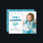 Budget Foto Hanukkah Latkes Lacherkarte<br><div class="desc">"Latkes, lachen & leicht." Spaß, skurrile handgefertigte Typografie und ein zufälliger Star-of-David-Muster in staubblau, türkis und aquamarin auf weißem Hintergrund, zusammen mit dem Foto Ihrer Wahl, helfen Ihnen, in Hanukkah zu starten. Handgezeichnete weiße Linien und zufällige Sterne des David-Musters überlagern einen aquamarinen Hintergrund auf der Rückseite. Fühlen Sie die Wärme...</div>