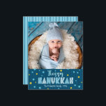Budget Foto Happy Hanukkah Blue Gold Stars Card<br><div class="desc">"Happy Hanukkah." Spaß, spielerisch, skurril handgefertigt Typografie und ein zufälliger Star of David Muster in helltürkisblau und Imitat Goldfolie, überlagert dunkelmarineblau gezeichnete Linien auf marineblau Hintergrund, zusammen mit dem Foto Ihrer Wahl, helfen Ihnen, in Hanukkah zu starten. Handgezeichnete blaue Linien überlagern einen helltürkisblauen Hintergrund auf der Rückseite. Fühlen Sie die...</div>