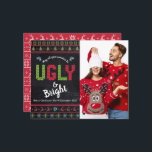 Budget Foto Holiday Ugly Sweater Chalkboard Card<br><div class="desc">"Mögen alle deine Pullover hässlich und hell sein." Feiern Sie den Urlaub im "Stil" mit Ihren hässlichsten, kitschigsten Weihnachtsschwitzen! Auf der links Seite überlagern niedliche, skurrile Bäume, Rentiere, Ziergegenstände und spielerische "Pullover"-Typografie in Rot, Grün und Aqua Blau den Kalkbretthintergrund. Ihr individuelles Foto ist rechts. Die Rückseite ist mit einem weißen,...</div>