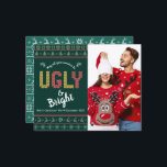 Budget Foto Ugly Sweater Christmas Green Card<br><div class="desc">"Mögen alle deine Pullover hässlich und hell sein." Feiern Sie den Urlaub im "Stil" mit Ihren hässlichsten, kitschigsten Weihnachtsschwitzen! Auf der links Seite überlagern niedliche, skurrile Bäume, Rentiere, Ziergegenstände und spielerische "Pullover"-Typografie in Ziegelrot, staubgrünes, dunkles Gold, Rose Rosa und Stahlblau einen Jäger-grünen Hintergrund. Ihr individuelles Foto ist rechts. Die Rückseite...</div>