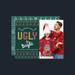 Budget Foto Ugly Sweater Christmas Green Card<br><div class="desc">"Mögen alle deine Pullover hässlich und hell sein." Feiern Sie den Urlaub im "Stil" mit Ihren hässlichsten, kitschigsten Weihnachtsschwitzen! Auf der links Seite überlagern niedliche, skurrile Bäume, Rentiere, Ziergegenstände und spielerische "Pullover"-Typografie in Ziegelrot, staubgrünes, dunkles Gold, Rose Rosa und Stahlblau einen Jäger-grünen Hintergrund. Ihr individuelles Foto ist rechts. Die Rückseite...</div>