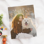 Budget Freude Geblüht 1 Foto Weihnachtsfeiertag<br><div class="desc">Freuen Sie sich auf moderne Minimal 1 Foto Weihnachtskarten. Ein einfaches 1-Foto Weihnachts-Weihnachtsfoto-Kartendesign. Die Vorderseite zeigt Ihnen ein nach Ihren Wünschen anpassbares, vollblütiges Foto. Ein subtiler und eleganter "fröhlicher" Stil ziert die Spitze, in handgeschriebener Schrift-Kalligraphie geschrieben, wodurch ein skurriles Herz geblüht wird, das nahtlos mit dem Kartenrand verschmilzt. Der Familienname,...</div>