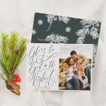 Budget Gloria zu Gott Weihnachtsfeiertag Foto<br><div class="desc">Zeitgenössische religiöse Weihnachtskarten zeigen Ihr Lieblings-Foto aus diesem Jahr! Diese Haushaltskarte hat zwei separate Abschnitte; auf der links Seite steht "Herrlichkeit Gottes in der höchsten" geschrieben in modernen Schriftzeichen mit Pinsel. Das "i" in "höchstgelegen" hat ein kleines Herz anstelle eines Punktes. Unter der handgeschriebenen Kalligraphie werden das Jahr und Ihr...</div>
