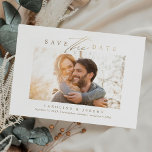 Budget Gold Modernes Kalligrafie-Script-Foto Save The Date<br><div class="desc">Dieses moderne Save the Date besticht durch eine wunderschöne Kalligraphie-Schrift und ein modernes,  minimales Design in Imitaten mit Goldfolie.</div>