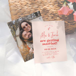Budget Groovy Sparkle 70er Rosa & Rotes Foto Hochz<br><div class="desc">Eine lustige und funky Hochzeitseinladung. Die Vorderseite dieser Haushaltskarte ist mit einem cremefarbenen Hintergrund mit Kirschrot-Typografie versehen. Die Namen des Ehepaares sind in einem modernen Schriftzeichen geschrieben, der Schriftart mit "heiratet" in groovy Retro-Typografie schreibt. Über den Namen befindet sich eine von Hand gezeichnet, funkelnde Abbildung. Unten stehend werden die Veranstaltungsdetails...</div>