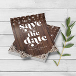 BUDGET-Holzzeichenbeleuchtung Save the Date PAPIER<br><div class="desc">Rustikales Holz-String-Lichter Hochzeit Sichern Sie die Date-FLYER mit einem rustikalen Holzhintergrund mit funkelnden Lichterketten und Vintagen Stilspitzen in den unteren Ecken. Das Wort Hochzeit ist in rustikaler Retro-Western-Typografie Set, was es zu einem perfekten Design für Ihre Hochzeit oder Hochzeit auf dem Lande macht. ⭐ Unsere BUDGET FLYER / PAPER ist...</div>