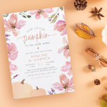 Budget Kleine Pumpkin Fall Floral Girl Babydusche<br><div class="desc">Schöne Herbstdusche zum Thema Babydusche lädt Vorlagen zum Anpassen ein! Rund um den Rand dieses Designs befinden sich zarte, handbemalte Aquarelltöne in schönen Rosatönen und lila mit schlichter Vegetation. In der unteren links Ecke befinden sich zwei rot-rosa Kürbis. Oben steht: "Unser kleiner Kürbis ist unterwegs!", mit "Kürbis" in Skriptkalligraphie mit...</div>