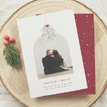 Budget Mistletoe Minimalistisch Arch Foto Weihnach<br><div class="desc">Ein modernes und minimalistisches Weihnachtskartendesign. Auf der Vorderseite dieser Karte befindet sich ein Bündel von Aquarellfarben, die in einen Bogen gewickelt sind. Unter dem Mistletoe befindet sich ein individuelles Foto Ihrer Wahl in einer bohligen, modernen Bogenform. Ideal für Paare und Jungvermählte. Unter dem Foto finden Sie "verheiratet fröhlich" oder einen...</div>
