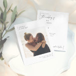 Budget Moderne und Minimalistische romantische Fot<br><div class="desc">Erleben Sie das Wesen Ihrer Liebe mit diesem wunderbar minimalistischen Hochzeitsdesign, das ein Foto für die individuelle Verlobung bietet. Die Vorderseite der Budgetkarte ist ein zeitgemäßes Design mit den wichtigsten Details, damit die Gäste auf einen Blick an den großen Tag erinnert werden können. Die Namen des Ehepaares erscheinen über dem...</div>