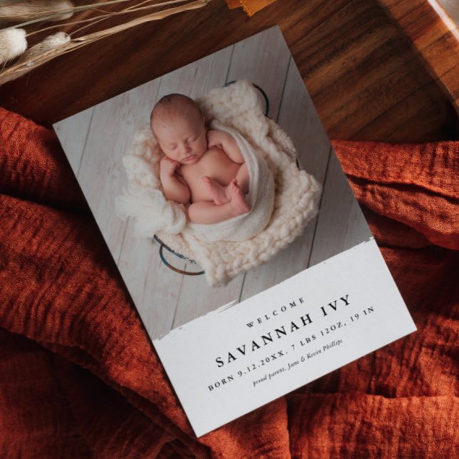 Budget Modernes Baby Foto Birge Ankündigungspostkarte (Simple black and white photo baby birth announcement postcard.)