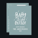 Budget Modernes, minimalblau-elegantes Skript Feiertagspostkarte<br><div class="desc">Baby seine Kälte außerhalb der modernen minimalen Typografie Weihnachtskarte. Handgeschriebener Text,  Schnee,  Sterne und Design. Ideal für Hochzeitsdekoration,  Babyduschen,  Weihnachten und neue Jahre Partys,  Geburtstagspartys und allgemeine Winterveranstaltungen.</div>