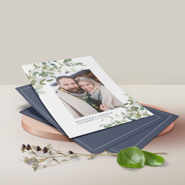 BUDGET Navy Blue Eucalyptus Foto Save the Date Flyer (Von Creator hochgeladen)