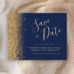 Budget Navy Blue Gold Glitzer Save the Date<br><div class="desc">Diese elegante Save the Date preisgünstige Karte besticht durch einen goldenen Imitat-Glitzer entlang der links Kante. Der anpassbare Text kombiniert goldfarbene whimsical Handschriftenschrift,  Copperplate und kursiv Schriftart auf marineblarem Hintergrund. Auf der Rückseite ist ein passender Glitzer in Marineblau und Gold gehalten.</div>