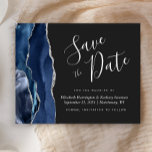 Budget Navy Blue Silver Agate Dark Save the Date<br><div class="desc">Diese elegante Budget Save the Date Karte verfügt über eine marineblau Aquarellgrenze mit Imitaten silbernen Glitzer beschnitten. Der anpassbare Text kombiniert hellsilbergraue Handschrift,  Copperplate und kursiv Schriftart auf einem kohlegrauen Hintergrund. Auf der Rückseite ist ein passendes marineblau-silberfarbenes Design erkennbar.</div>