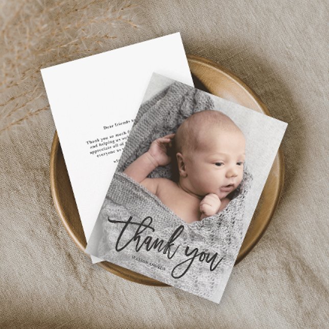 Budget photo manuscrite Carte de remerciements béb (Simple baby photo thank you card with modern handwritten script overlay typography.)