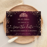 Budget Quinceanera burgundy Rose gold tiara Save The Date<br><div class="desc">Eine gmädchenhafte und trendige Save the Date-Karte für eine Quinceañera,  15. Geburtstagsfeier. Ein bordeauxrotes Imitat mit metallisch anmutender Hintergrundfarbe. Dekoriert mit Rose vergoldeten Imitaten Glitzer Staub und ein Tiara,  Krone. Der Text: Save the Date ist mit einem großen angesagten,  handgeschriebenen Stilskript geschrieben.</div>