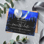 Budget Quinceanera schwarz königsblau Save the Dat<br><div class="desc">Schwarzer Hintergrund mit königsblauen Tropfen,  Konfetti und Ballons. Personalisieren und fügen Sie Datum und Name/Alter hinzu. Der Text: Save the Date ist mit einem großen angesagten,  handgeschriebenen Stilskript geschrieben.</div>