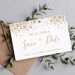 Budget Quinceanera Weißgold Save the Date<br><div class="desc">Eine gmädchenhafte und trendige Save the Date-Karte für eine Quinceañera,  15. Geburtstagsfeier. Ein stilvoller weißer Hintergrund mit goldfarbenem Glitzer-Staub aus Imitat. Personalisieren und fügen Sie Datum,  Namen und Text. Goldene Buchstaben. Der Text: Save the Date ist mit einem großen angesagten,  handgeschriebenen Stilskript geschrieben.</div>