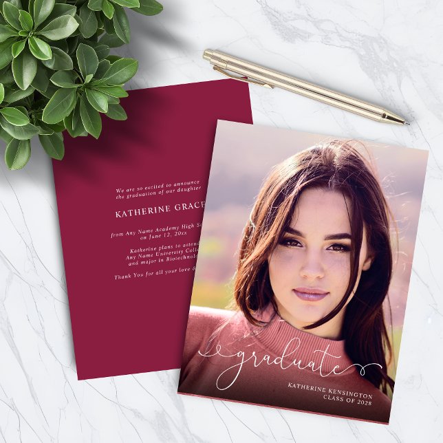 BUDGET Script-Foto Burgundy Maroon Abschluss (BUDGET Script Photo Burgundy Maroon Graduation Invitation Announcement)