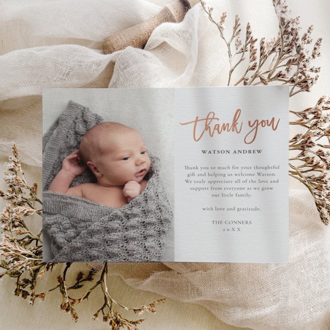 Budget Script Photo Carte de remerciements bébé (Modern rose gold script calligraphy baby photo thank you card.)
