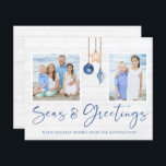 Budget Seas and Greetings Beach Wood Holiday Foto<br><div class="desc">Budget Seas and Greetings Seashell Ornament on Coastal Wood Holiday Foto Weihnachtskarten mit Ozeanmarineblau und sandige tan Muschel Ornamente hängen von Segeljute Seil auf Küstenschiffholz mit eleganten Typografie. Fügen Sie zwei Ihrer Fotos und eine persönliche Nachricht für eine lustige nautische Urlaubskarte, die leicht zu bearbeiten und zu senden ist! **Unser...</div>