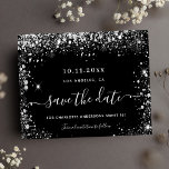 Budget Sweet 16 Schwarz Save the Date<br><div class="desc">Eine gmädchenhafte und trendige Save the Date-Karte für eine Sweet 16,  16. Geburtstagsfeier. Ein klassischer schwarzer Hintergrund mit Imitaten verziert silbernen Glitzer Staub. Personalisieren und fügen Sie Datum und Name/Alter hinzu. Der Text: Save the Date ist mit einem großen angesagten,  handgeschriebenen Stilskript geschrieben.</div>