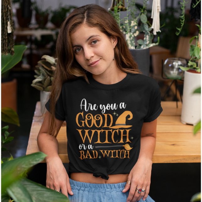 Buena Bruja o Mala Cita Mujeres Halloween T-Shirt (Von Creator hochgeladen)