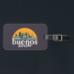 Buenos Aires Vintage Stadt Skyline Stadtrundgang Gepäckanhänger<br><div class="desc">Vintages und retro City Design mit wunderschöner Skyline, touristischer Attraktion und Stadtbild. Cooler Wolkenkratzer und Gebäude Silhouette Illustrationen für Touristen und Reisende. Ideal als Souvenir, um Zuhause auf Reisen zu bringen. Rett die Erinnerung an deine Reise und Ferien mit Familie und Freunden. Die Hintergrundfarbe kann auf die gewünschte Farbe angepasst...</div>