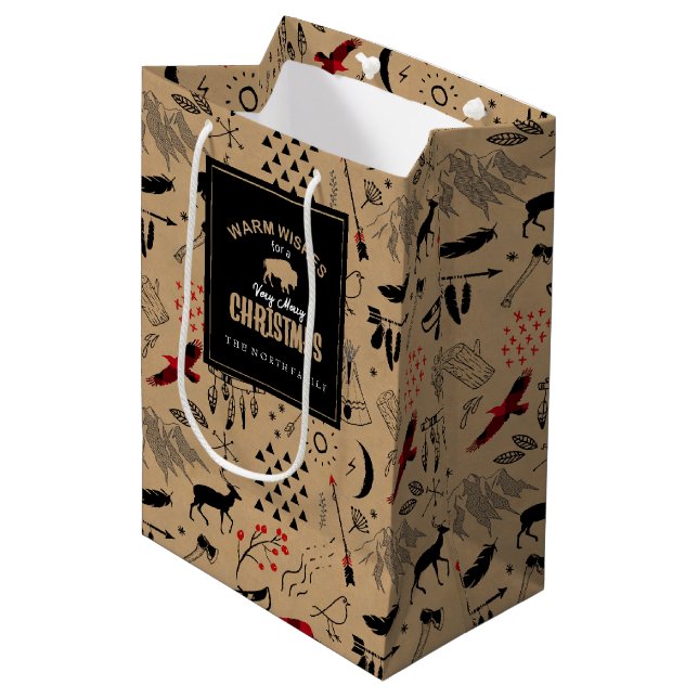 Buffalo Adventures Pattern Label Kraft/Red ID599 Mittlere Geschenktüte (Vorderseite Schrägansicht)