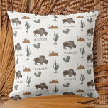 Buffalo Bison Cactus Desert Moon Kissen<br><div class="desc">Ein Muster mit individuelle Name und einer Abbildung eines Büffels, eines Kakteen, Sternen und Wüstengebirges mit Mond.</div>