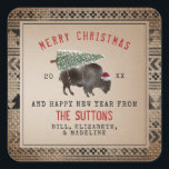 Buffalo Bison Santa Merry Christmas Tree Burlap Quadratischer Aufkleber<br><div class="desc">Illustration eines Büffels mit einer Weihnachtsmannmütze mit einem schneebedeckten Weihnachtsbaum,  der an den Rücken gebunden ist. Die Grenze wird mit geometrischem Muster inspiriert.</div>