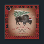 Buffalo Bison Santa Merry Christmas Tree Snow Favo Geschenkanhänger<br><div class="desc">Illustration eines Büffels mit einer Weihnachtsmannmütze mit einem schneebedeckten Weihnachtsbaum,  der an den Rücken gebunden ist. Schneeflecken und Karton inspiriert Hintergrund mit Pfeildesign.</div>