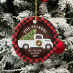Buffalo Kariert Monogram Foto Vintag Weißer LKW Keramik Ornament<br><div class="desc">Dieses personalisierte Sake-Design zeigt unser Vintages, welches LKW einen Weihnachtsbaum mit Platz für Text und ein Foto trägt, alles auf einem warmen Büffel karierten Hintergrund. Die Kollektion der Koordinationsprodukte ist in unserem Shop, zazzle.com/store/doodlelulu, erhältlich. Kontaktieren Sie uns, wenn Sie dieses Design auf ein bestimmtes Produkt angewendet haben, um Ihr eigenes...</div>