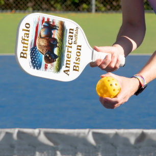 Buffalo Stehend auf Grasfeld mit amerikanischer Fl Pickleball Schläger