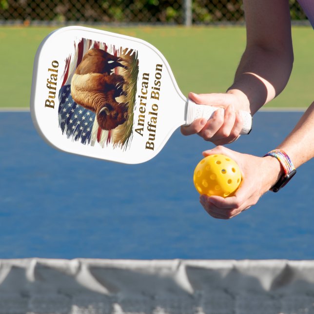 Buffalo Stehend vor amerikanischer Flagge Pickleball Schläger (InSitu)