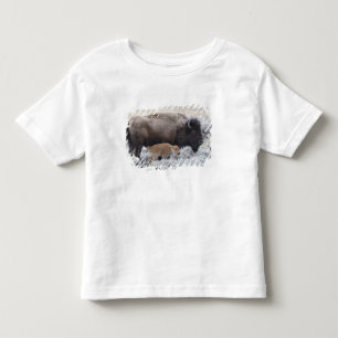 Büffelkuh mit Kalb, Yellowstone Kleinkind T-shirt