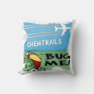 Bug, der vom Chemtrail-Flugzeug wegläuft Kissen